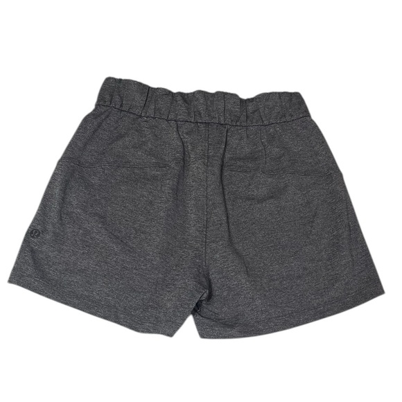 🔥SALE🔥LULULEMON GRAY CINCHABLE WAIST HIGH-RISE WOVEN SHORTS SZ 2 - Picture 3 of 4